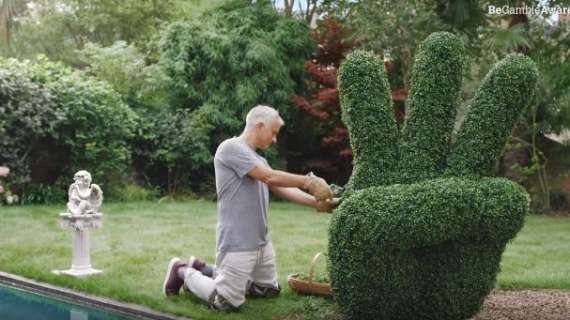 VIDEO - Mourinho ripensa al Triplete anche quando fa giardinaggio