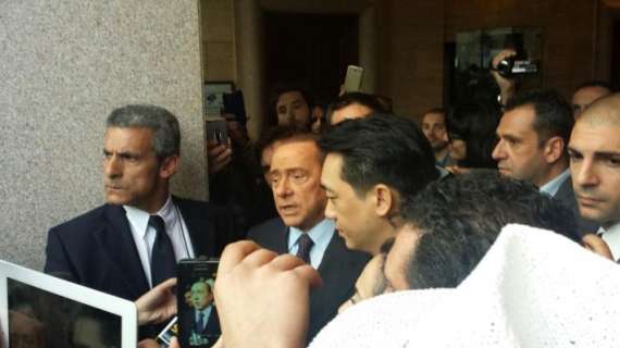 Berlusconi-Bee: c'è la firma per il patto vincolante 