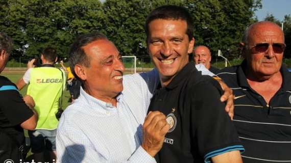 Ernesto Paolillo festeggia con mister Salvatore Cerrone lo scudetto dei Giovanissimi