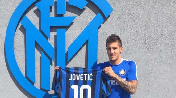 FOTO - Jovetic e la nuova maglia col 10: "Forza Inter!"
