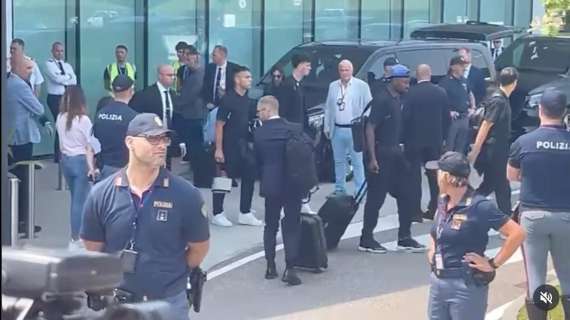 L'Inter rientra a Milano. Ad attendere la squadra qualche tifoso e qualche timido applauso di incoraggiamento