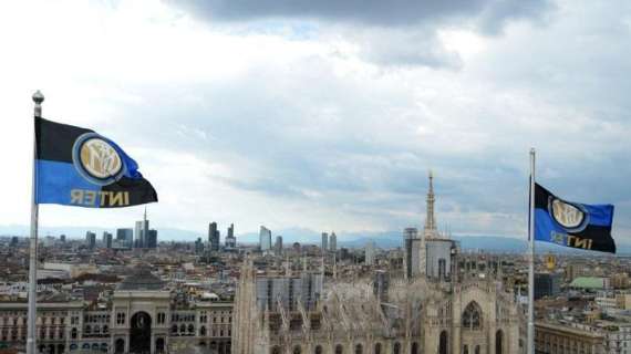 Bandiere nerazzurre al cielo di Milano, il buongiorno dell'Inter