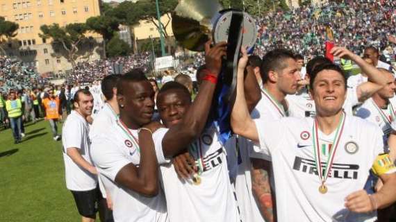 Muntari alza un trofeo, con la maglia dell&#039;Inter