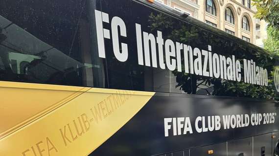 VIDEO - L'Inter lascia l'hotel direzione stadio: la carica dei tifosi prima della sfida contro gli Urawa Red Diamonds