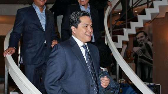 Thohir negli spogliatoi dell'Inter: pacche a Eder e...