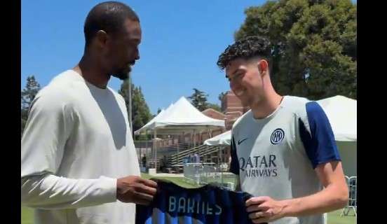 VIDEO - Un altro ospite d'onore ad UCLA per l'Inter: maglia speciale per Harrison Barnes