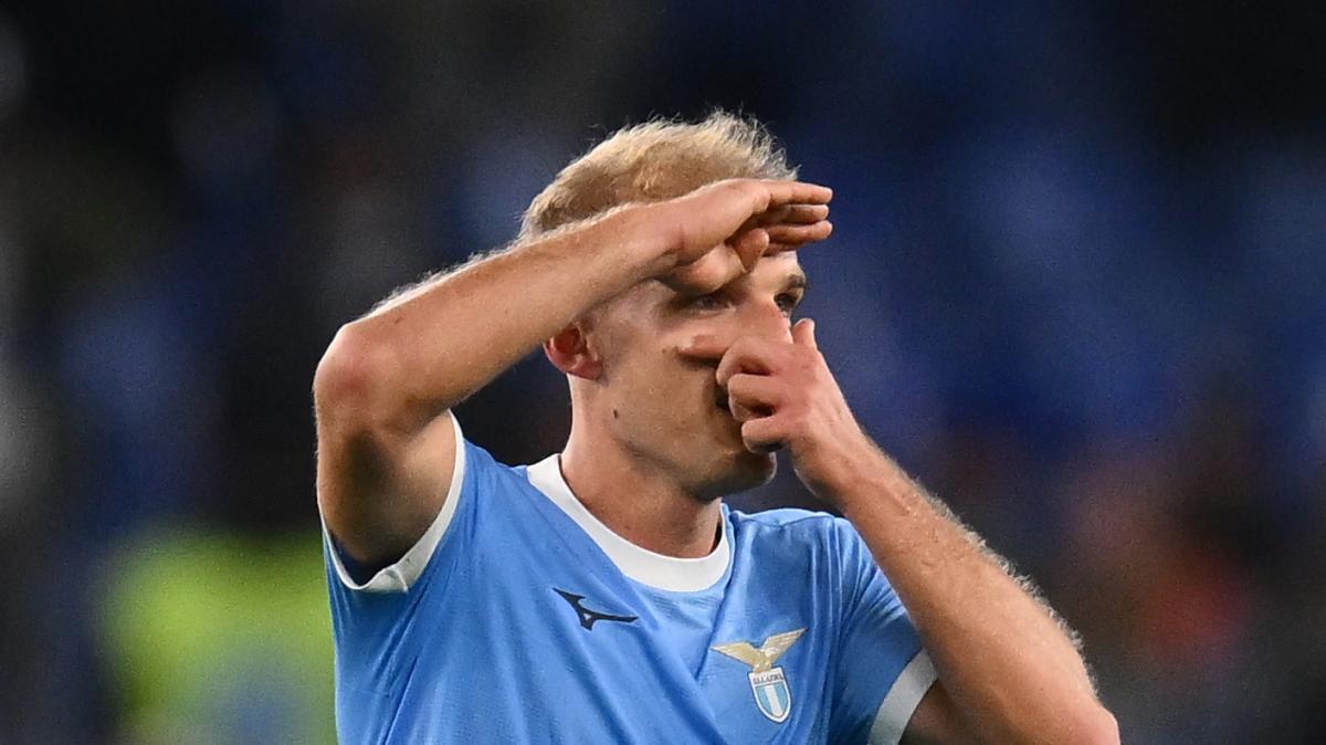 La Lazio batte il Cagliari e sale a quota 15: Isaksen e Zaccagni lanciano Sarri. E domenica c'è l'Inter