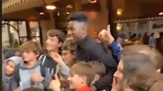 Delirio in centro a Milano per Onana: il portiere dell'Inter 'assalito' per foto e autografi