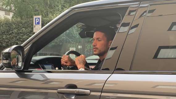 VIDEO - Stefano Sensi arrivato al Melià: prima serata milanese per l'ex Sassuolo, domani le visite mediche