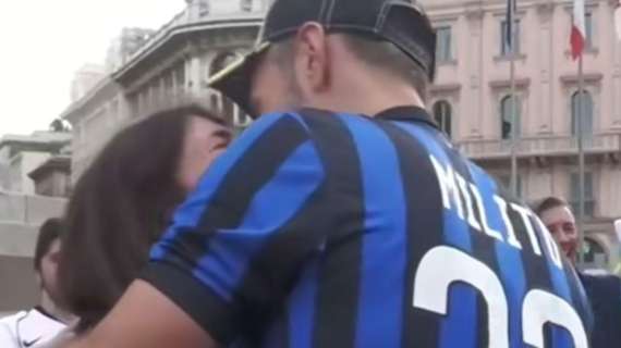 Festa scudetto speciale per due fidanzati, proposta di matrimonio in Piazza Duomo: "Quale migliore occasione?"