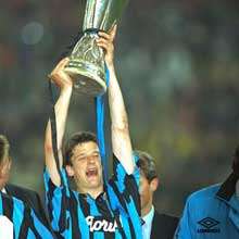 Jonk compie 51 anni: l'Inter ricorda il suo gol decisivo per la vittoria della Coppa Uefa 1994