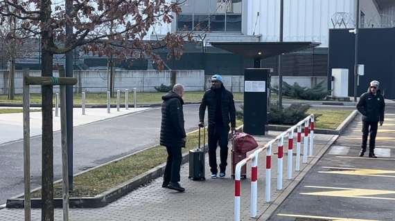 VIDEO - L'Inter arriva a Malpensa, via all'operazione Riad. Lautaro scorda il trolley, Thuram rimedia
