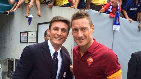 FOTO - Javier Zanetti riabbraccia Francesco Totti: "Rivedere una bandiera..."