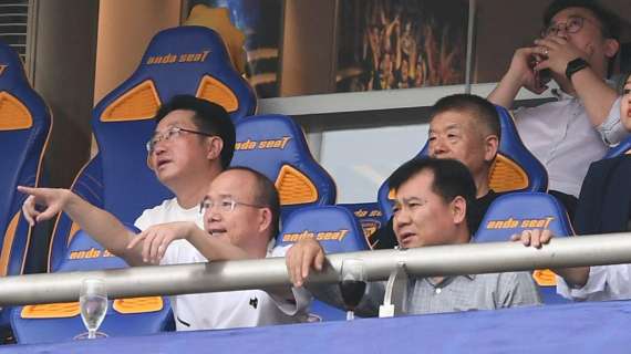 FOTO - Il Wolverhampton a Nanchino, Zhang sr. in tribuna con Guo Guangchang
