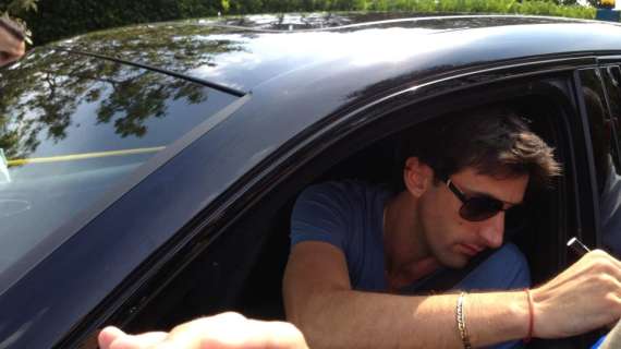 FOTO - Milito firma autografi all'uscita dalla Pinetina
