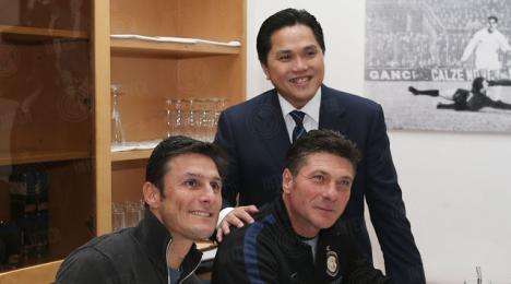 GdS - Thohir abbraccia Mazzarri. Con la squadra...