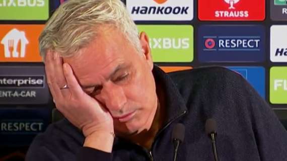 VIDEO - Domanda troppo lunga in conferenza, Mourinho si addormenta: lo Special One regala ancora spettacolo