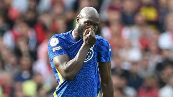 Lukaku bacia la maglia del Chelsea. E sui social non tutti apprezzano