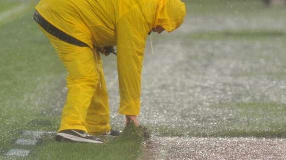 Campo impraticabile per la pioggia, rinviata la sfida fra Lecce e Cagliari: si gioca domani alle 15