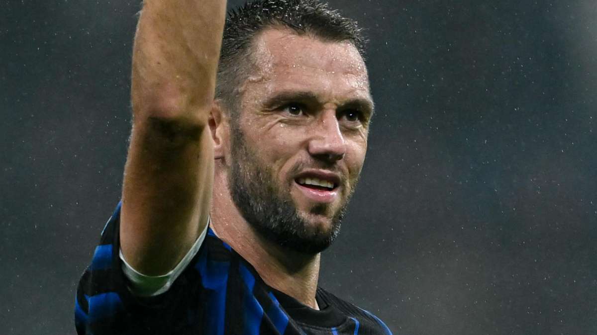 Finale di Supercoppa, De Vrij punta i recordman di presenze Buffon e Stankovic 