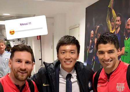 A Messi-Suarez non si resiste: foto ricordo per Zhang Steven