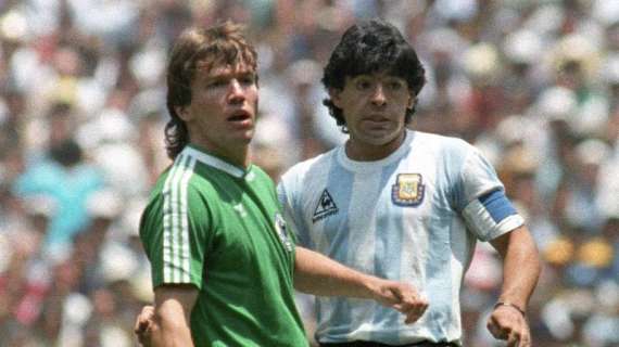 VIDEO - Matthäus dona a un museo la maglia di Maradona: toccante ringraziamento dell'AFA