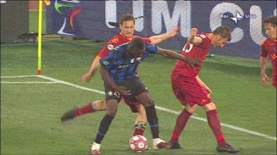 Totti: "Il calcio a Balotelli e lo sputo a Poulsen cose non da me. Non so come ho potuto farlo"