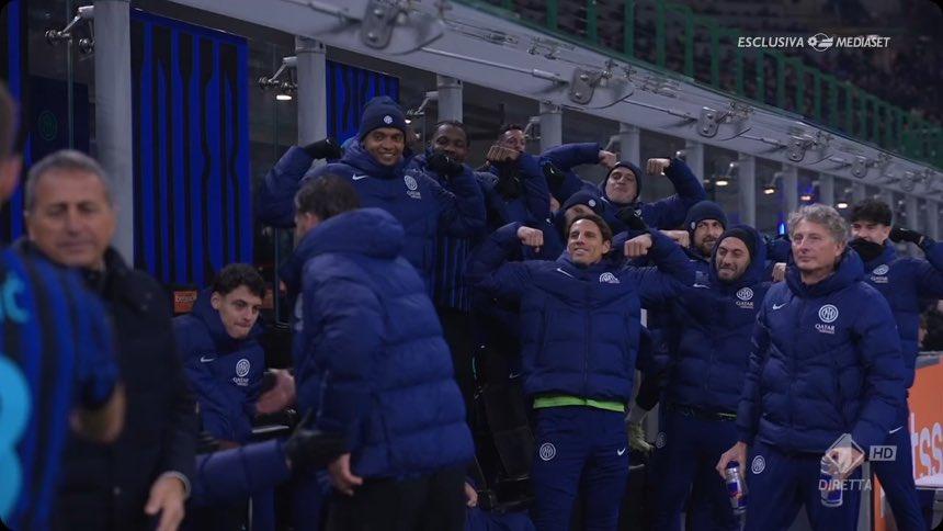 Tutti per Pio: la panchina dell'Inter festeggia Esposito e il suo gol mostrando i muscoli