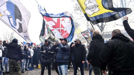 VIDEO - Derby Milan-Inter: la carica dei tifosi nerazzurri fuori da San Siro 