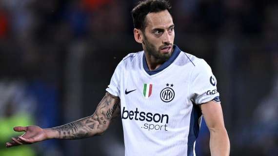 Corsera - L'Inter tiene Calhanoglu in stand by e lo aspetta in ritiro. E tratta Asllani con il Betis 