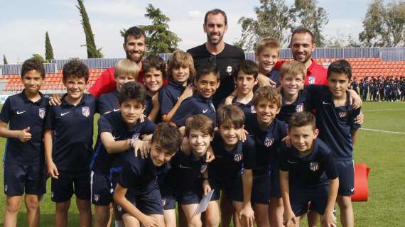 Godin, visita ai ragazzi dell'Atletico Madrid: "Imparate e fate amicizia"