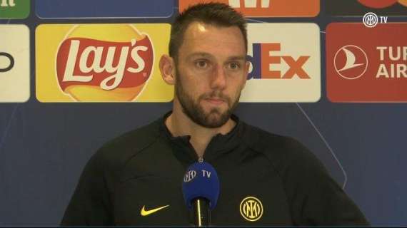 De Vrij, il Feyenoord si tira fuori. L'allenatore Slot: "Non possiamo avvicinarci a certi stipendi, oggi è irrealistico"