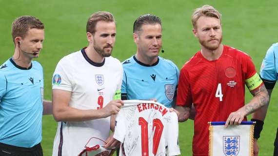 Inghilterra-Danimarca, omaggio a Eriksen: Kane e Kjaer posano con la sua maglia