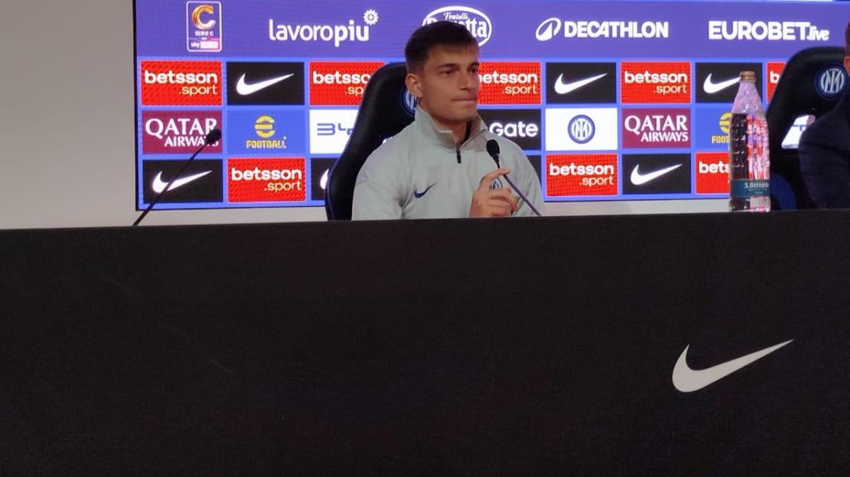 Berenbruch in conferenza: "La concorrenza è alta a centrocampo, io mi sento al 100%" 