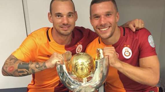 FOTO - Supercoppa al Gala, la gioia di Podolski e Wes