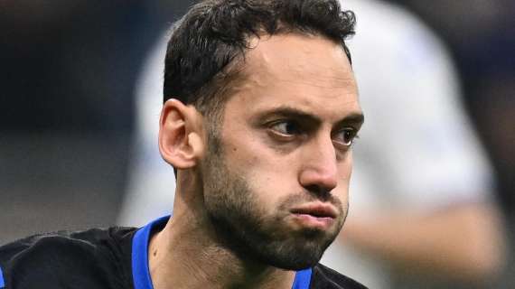 Calhanoglu glaciale dal dischetto: primato per i top 5 campionati d'Europa