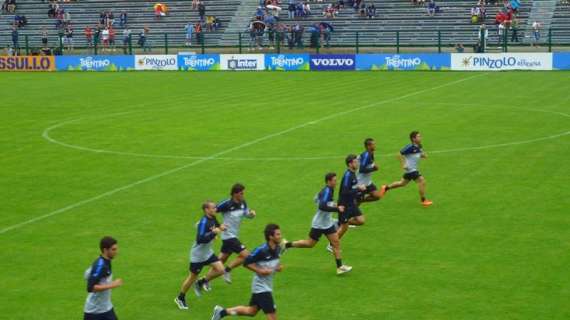 Seduta tra campo e palestra. Corre anche Strama