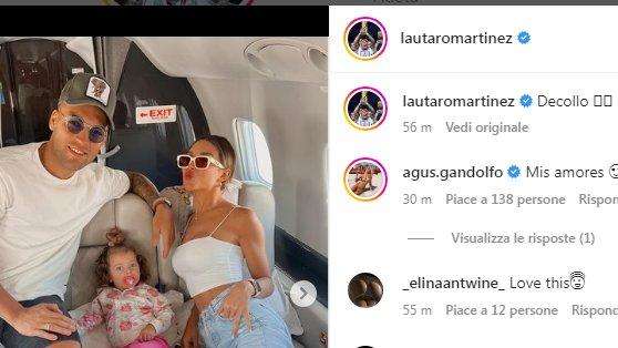 FOTO - Lautaro & family, foto sull'aereo che li riporterà in Italia