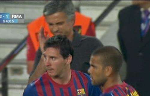 Guarda il gesto di Mou: come se Messi puzzasse...