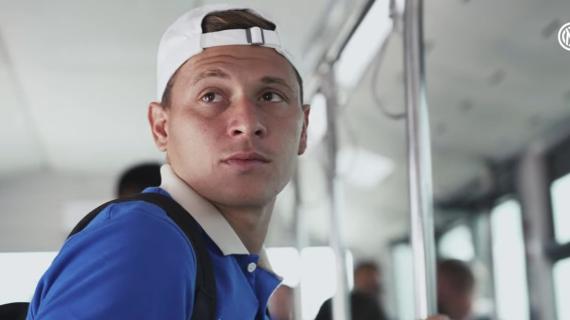 Scambio di regali tra assi del calcio e del padel: da Barella una maglia azzurra per Juan Chincoa