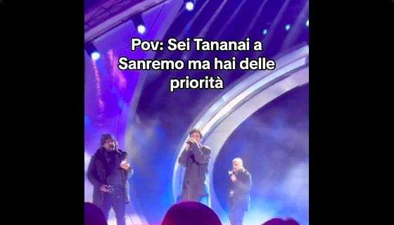 VIDEO - Sanremo, Tananai è sul palco ma il pensiero va ad altro: "Cosa sta facendo l'Inter?"