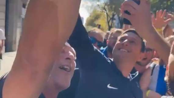 VIDEO - Barcellona-Inter, Zanetti incontra l'Inter Club "La Remuntada": cori e selfie sulla Rambla
