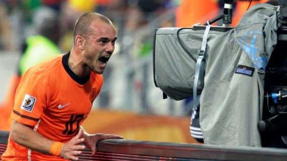 VIDEO - Sneijder super: gol e assist, trascinatore della sua Olanda