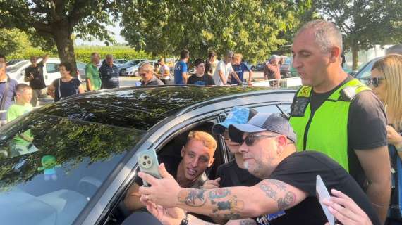 VIDEO - Frattesi, primo giorno ad Appiano: sorrisi e foto coi tifosi fuori dal centro sportivo