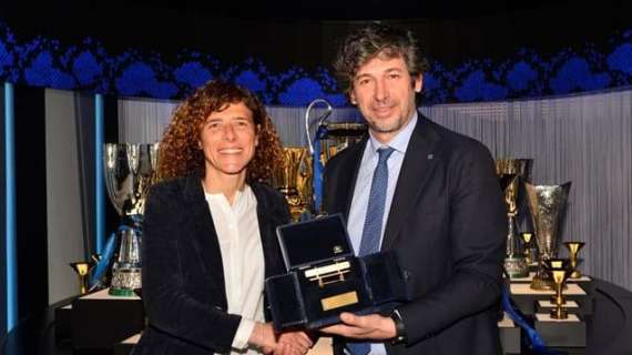 Panchina d’oro per la Serie A femminile: Guarino ha ricevuto il premio da Albertini 