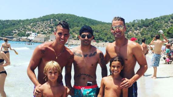 Banega, relax in vacanza con Soldado e Lamela