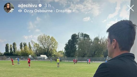 Da un campetto all'altro: Chivu concentrato ad osservare la partitella delle figlie Anastasia e Natalia