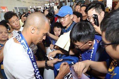 Jiangsu, l'abbraccio dei tifosi cinesi a Miranda: "Darò tutto per la squadra"
