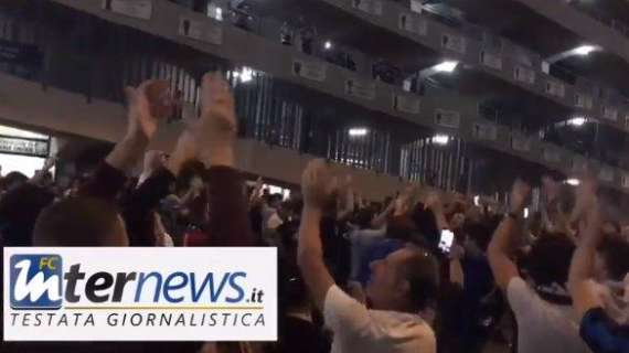 VIDEO - Finisce la partita, scatta la festa: tifosi in giubilo fuori da San Siro