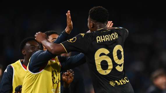 Mezzo passo falso del Napoli: solo 2-2 contro il Genoa, l'Inter accorcia a -1 a due turni dalla fine del campionato